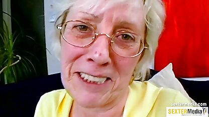 Beau mec caressant à la recherche de milf Asiatique en jupe et femme 60 ans cochonne veste