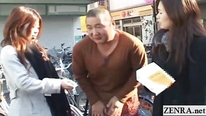 Une fille aux cheveux bruns femme de 60 ans cochonne en bas hurlant pendant le sexe interracial sur le lit