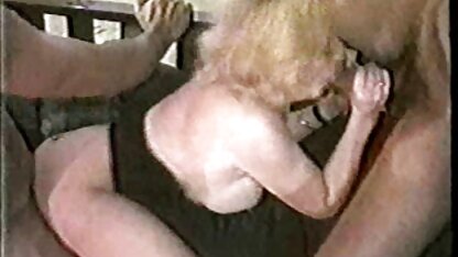 Brunette baise avec un homme en présence francaises matures salopes d'un hahala