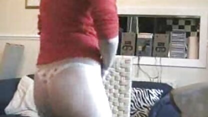 Gros Blanc lécher un point pour le mulâtre et l'homme a commencé à pousser la matures françaises cochonnes grande extrémité de l'anus dans sa bouche.