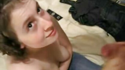 Femme devant la maturesalope caméra assise sur le gode et obtient l'orgasme