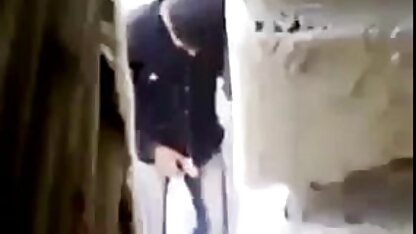 Latina chaude avec un tatouage sur les os de la queue sera baisée par l'homme de canapé salopes matures françaises