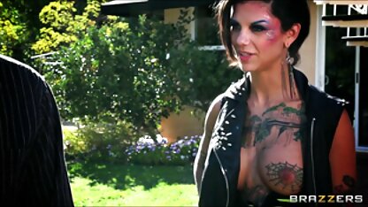 Salope fille avec de faux videos salopes matures seins frit dans anal