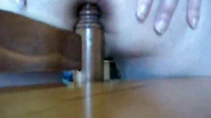 Masseuse matures bien salopes en kimono avec la paume de sa main caressant la silhouette appétissante d'une fille à l'aine rasée