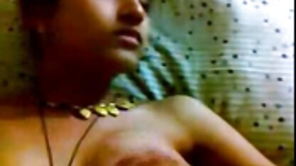 Une femme chevauchant un gode monté sur le matures françaises salopes sol près de la table