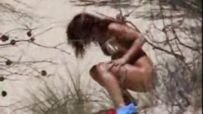 Tatoué filles femme de 60 ans cochonne en talons hauts suce un gode devant webcam