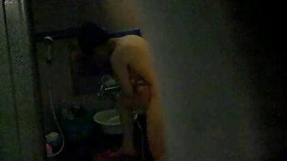 Cavalier d'enregistrement POV avec un jeune homme matures salopes pics maigre devant la caméra
