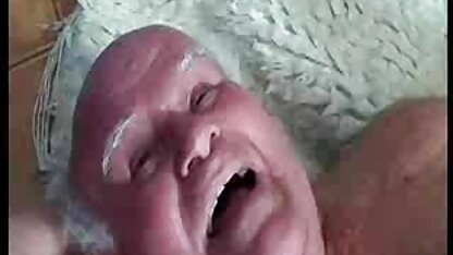 Homme baise copine mature à la cuisine table et sperme sur elle salopes françaises matures