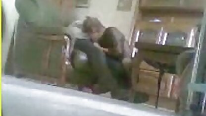 Putain de mures et salopes brunette bébé dans la cul avec musculaire paperboy dans la chambre à coucher