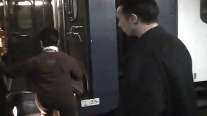 Deux femmes asiatiques font l'amour après un bain avec salopes matures francaises un ami dans un hôtel