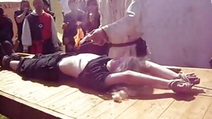 Gymnaste salopes de matures en bas blancs Assis sur la corde supérieure et lèche le clito de la blonde posant 69